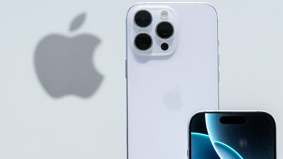 Seri iPhone 16 Pro dan Pro Max diperkuat oleh chip A18 Pro yang memberikan performa lebih cepat dan efisien. (David Paul Morris/Bloomberg)