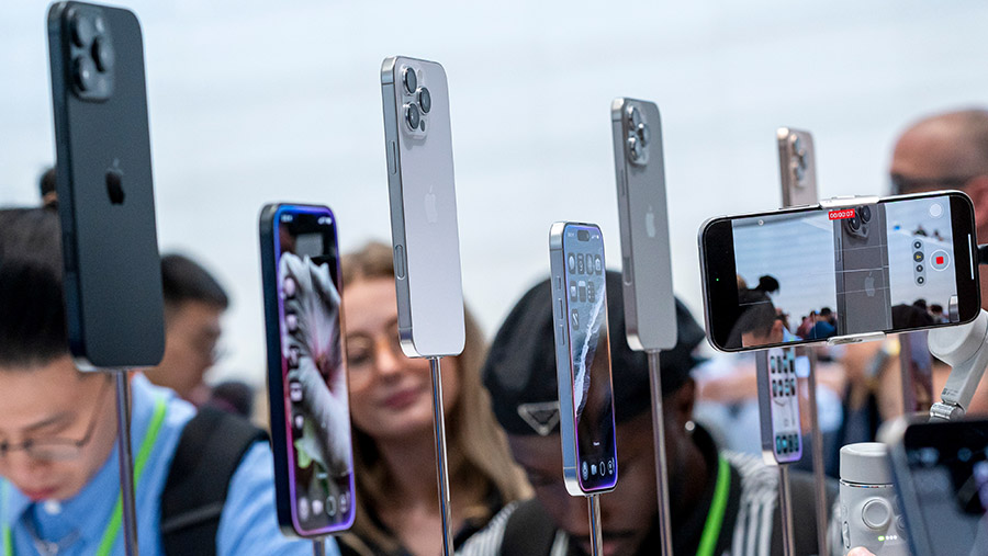 Apple iPhone 16 Pro dan Pro Max saat peluncuran di kampus Apple Park di Cupertino, California, AS, Senin (9/9/2024). (David Paul Morris/Bloomberg)