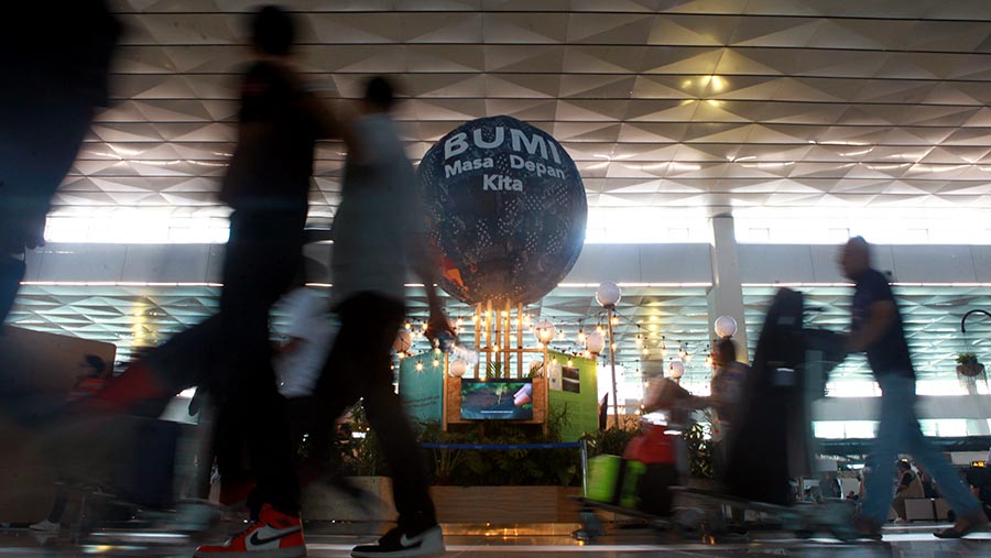 Penumpang melihat pameran dengan tema Bumi Masa Depan Kita di Bandara Soekarno Hatta, Rabu (11/9/2024). (Bloomberg Technoz/Andrean Kristianto)