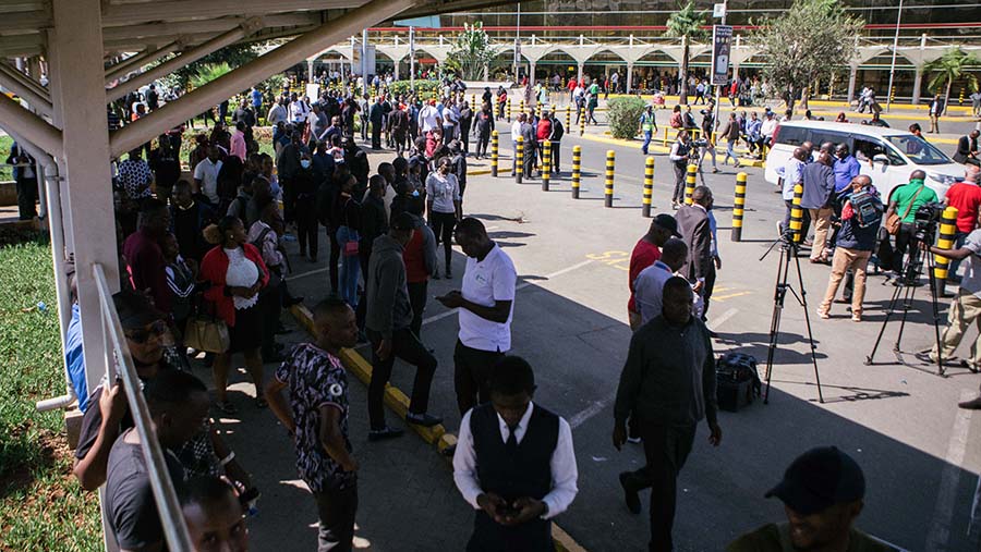 Pekerja penerbangan melakukan aksi mogok di luar Bandara Internasional Jomo Kenyatta di Nairobi, Kenya, Rabu, (11/9/2024). (Kang-Chun Cheng/Bloomberg)