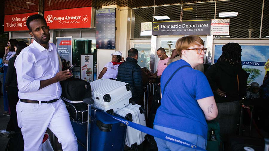 Penumpang terlantar di luar Bandara Internasional Jomo Kenyatta, di Nairobi, Kenya, Rabu, (11/9/2024). (Kang-Chun Cheng/Bloomberg)
