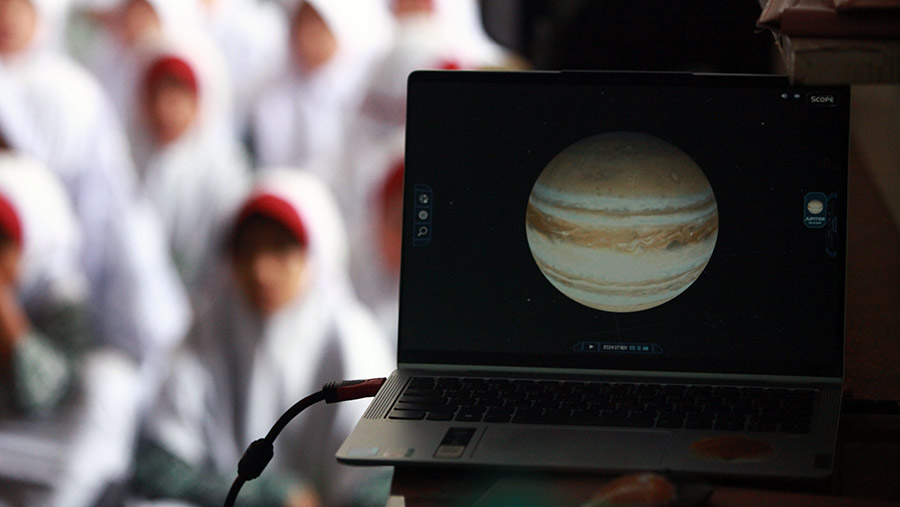 Selama acara tersebut, siswa-siswa mendapatkan penjelasan langsung mengenai astronomi. (Bloomberg Technoz/Andrean Kristianto)