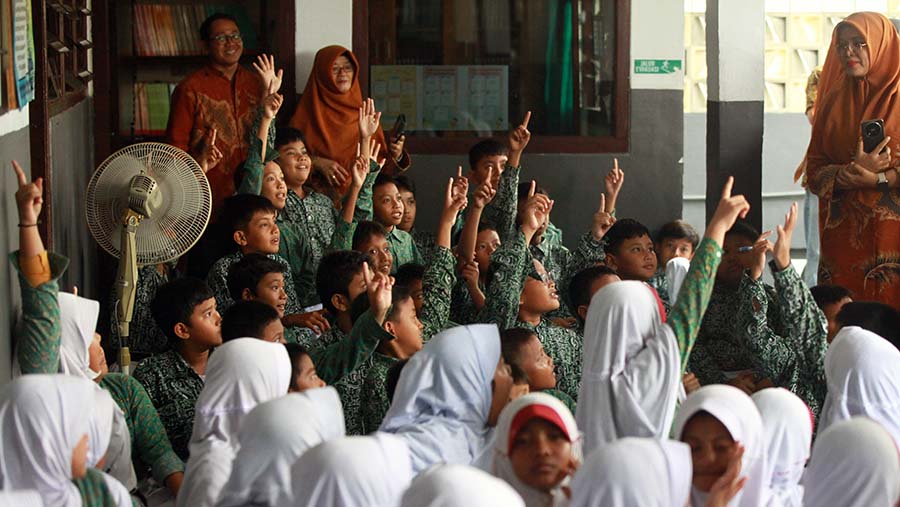 Antusias siswa terlihat saya menjawab pertanyaan oleh pemateri.. (Bloomberg Technoz/Andrean Kristianto)