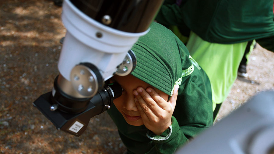 Mereka juga berkesempatan melakukan peneropongan matahari menggunakan teropong optik, (Bloomberg Technoz/Andrean Kristianto)