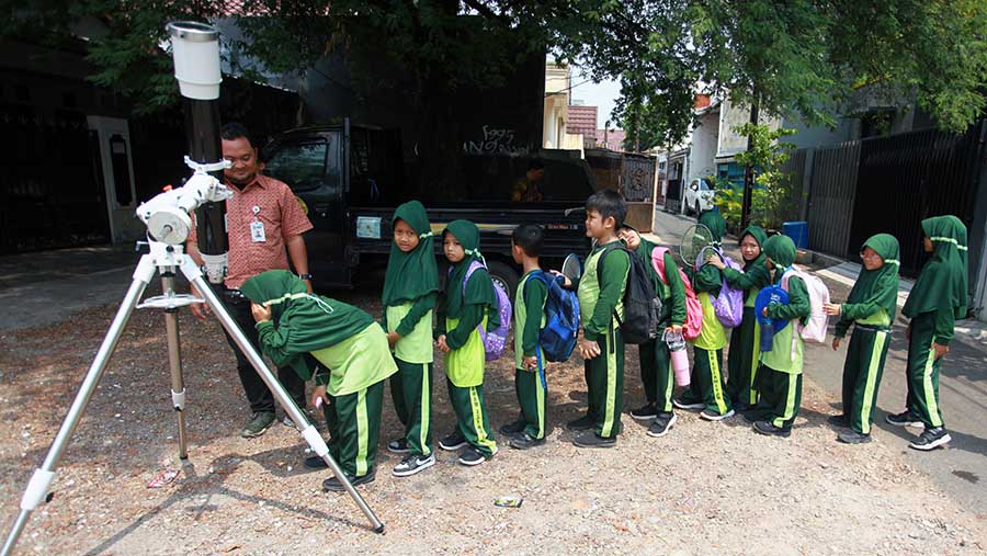 Planetarium dan Observatorium Jakarta menyelenggarakan kegiatan Astronomi Goes to School. (Bloomberg Technoz/Andrean Kristianto)