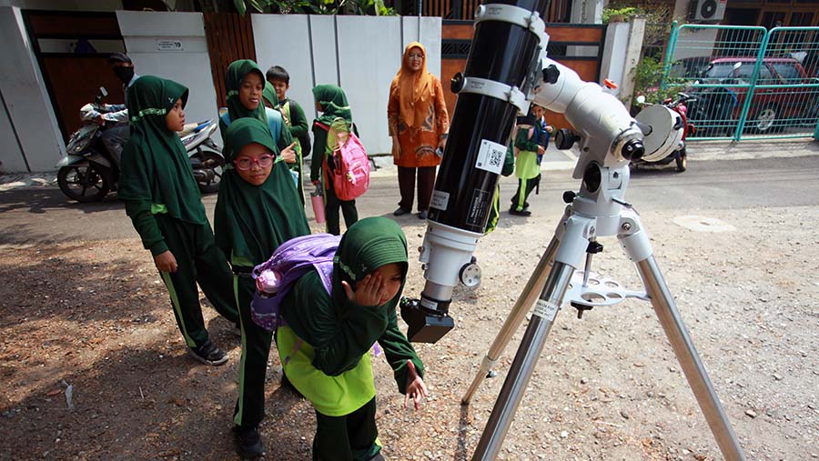 Diharapkan, program ini akan mampu meningkatkan minat siswa terhadap astronomi (Bloomberg Technoz/Andrean Kristianto)