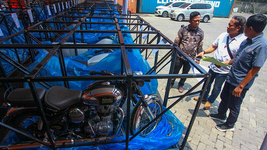 Pengunjung melihat motor Royal Enfield yang dilelang di TPP PT Tri Pandu Pelita, Cilincing, Jumat (13/11/2024). (Bloomberg Technoz/Andrean Kristianto)