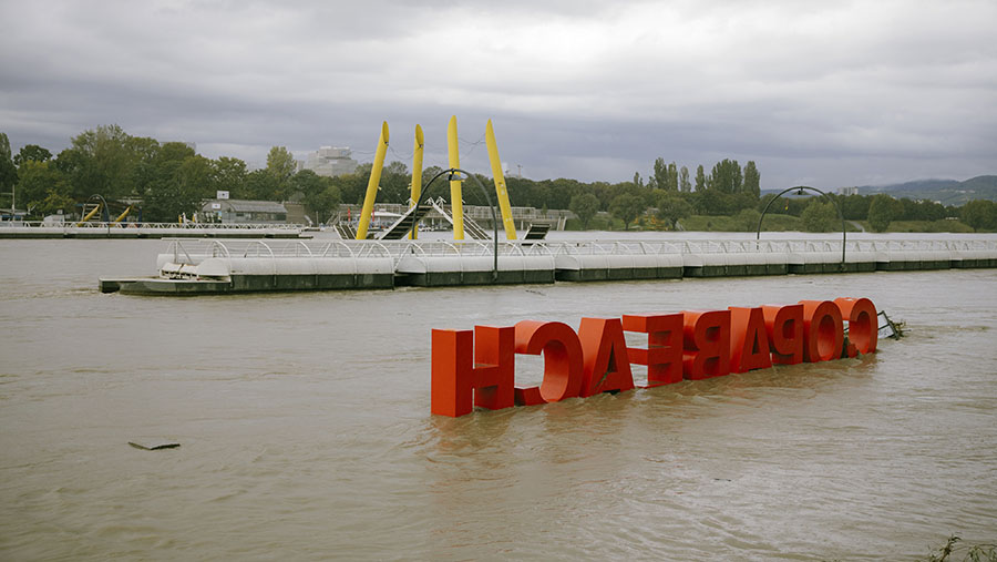 Jembatan penyeberangan terendam saat permukaan air tinggi di wilayah Pulau Donau, Wina, Austria, Senin (16/9/2024). (Michaela Nagyidaiova/Bloomberg)