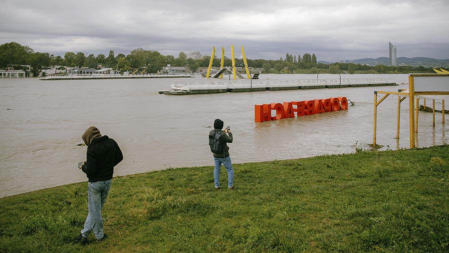 Jembatan penyeberangan terendam saat permukaan air tinggi di wilayah Pulau Donau, Wina, Austria, Senin (16/9/2024). (Michaela Nagyidaiova/Bloomberg)