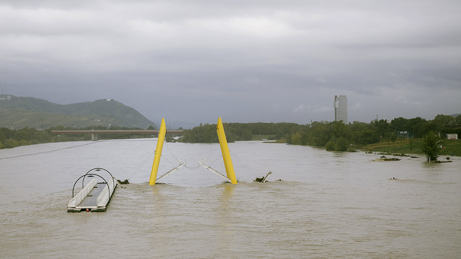 Banjir telah memicu tindakan darurat di Austria, Republik Ceko, dan Rumania, setelah ribuan orang dievakuasi. (Michaela Nagyidaiova/Bloomberg)