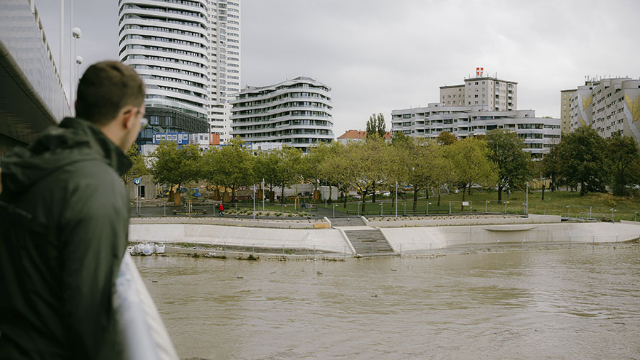 Austria mengumumkan kematian kelima akibat banjir, sementara pihak berwenang melanjutkan evakuasi. (Michaela Nagyidaiova/Bloomberg)