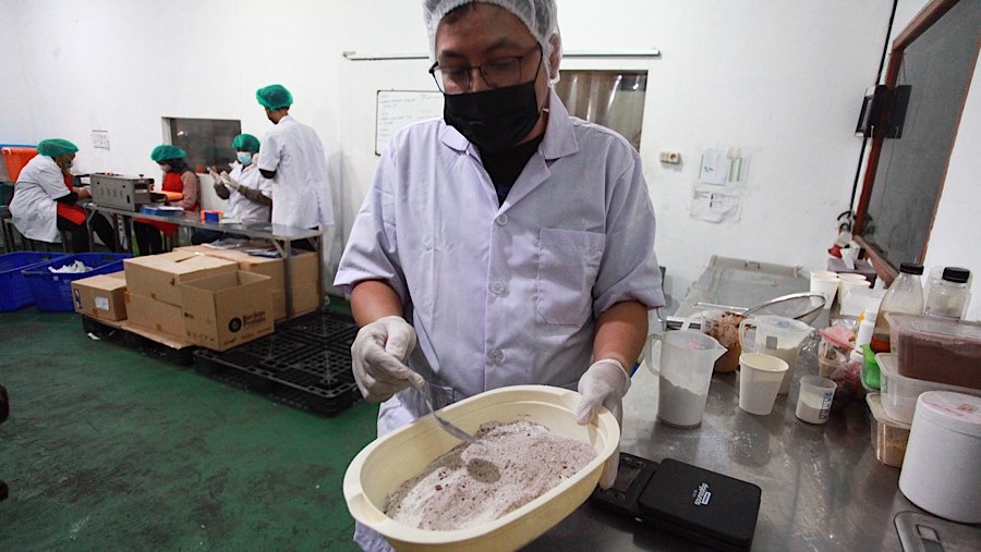 Pekerja memproses pembuatan susu ikan di unit pengolahan susu ikan di Bekasi, Rabu (18/9/2024). (Bloomberg Technoz/Andrean Kristianto)