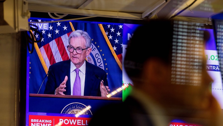 Sebuah stasiun televisi menyiarkan pidato Jerome Powell di lantai Bursa Efek New York di New York pada tanggal 18 September./Bloomberg-Michael Nagl