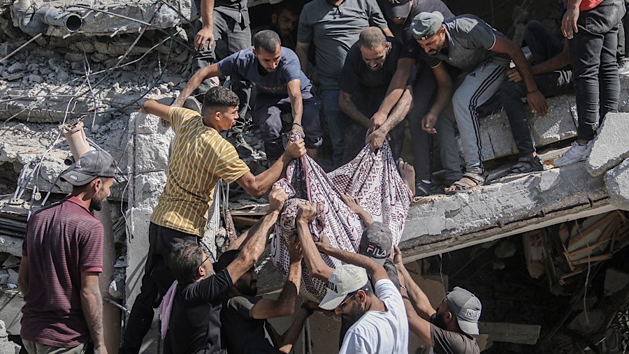 puluhan orang tewas dan terluka, banyak di antaranya terjebak di bawah reruntuhan. (Ahmad Salem/Bloomberg)