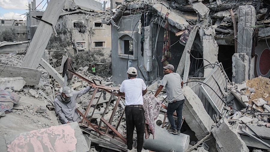 Warga Palestina memeriksa kerusakan bangunan usai serangan Israel di kamp pengungsi al-Bureij, Gaza tengah, Rabu, (18/9/2024). (Ahmad Salem/Bloomberg)