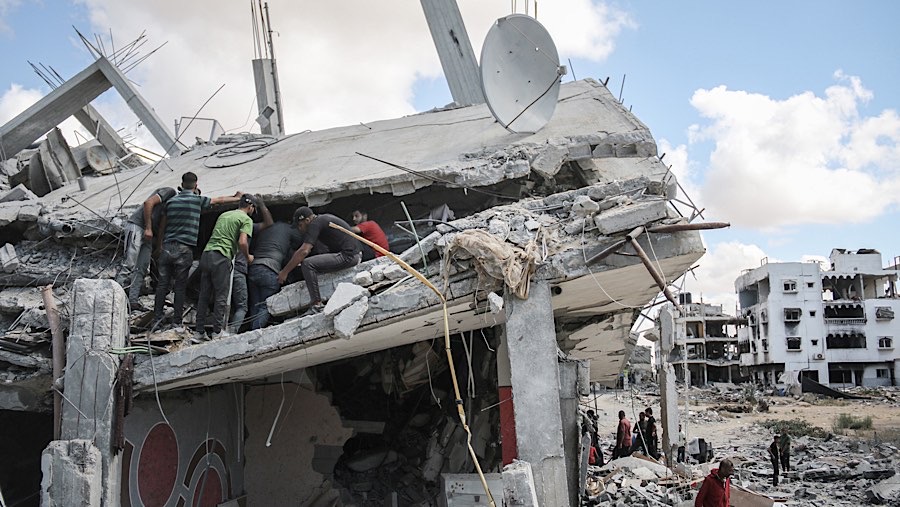 Warga mencari korban di runtuhan bangunan usai serangan Israel di kamp pengungsi al-Bureij, Gaza tengah, Rabu, (18/9/2024). (Ahmad Salem/Bloomberg)