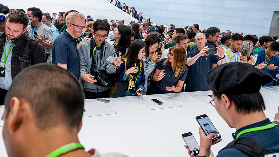 Apple iPhone 16 Pro dan Pro Max saat peluncuran di kampus Apple Park di Cupertino, California, AS, Senin (9/9/2024). (David Paul Morris/Bloomberg)