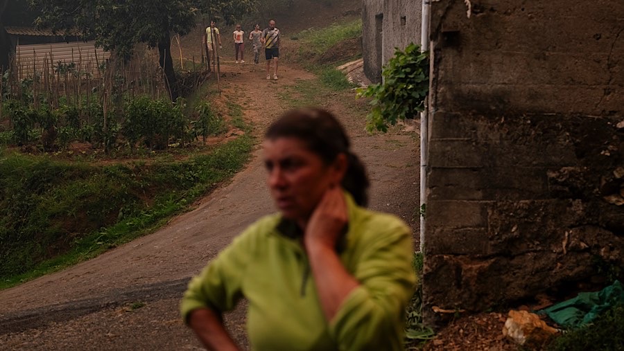 Empat petugas pemadam kebakaran tewas sejak Minggu saat menangani kebakaran hutan tersebut. (Jose Sarmento Matos/Bloomberg)