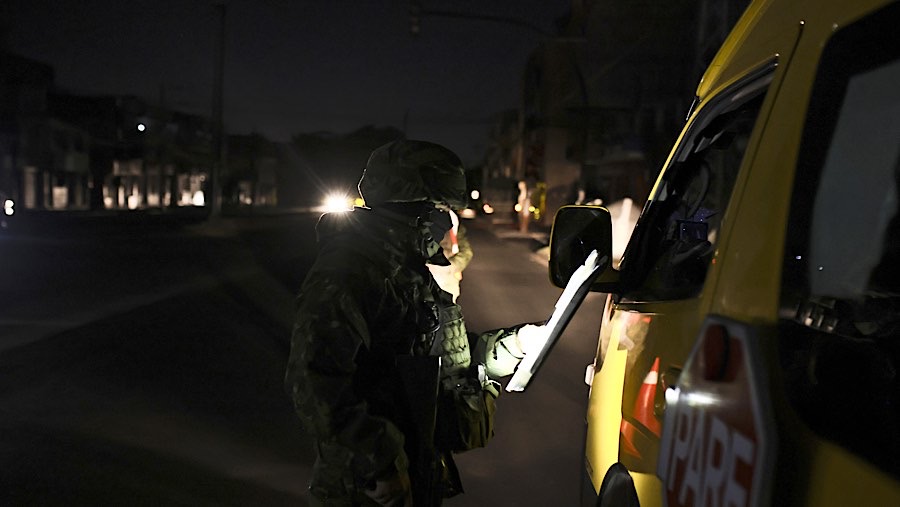 Anggota militer melakukan pemeriksaan saat jam malam pemberlakuan pemadaman listrik di Quito, Ekuador, Kamis (19/9/2024). (David Diaz Arcos/Bloomberg)