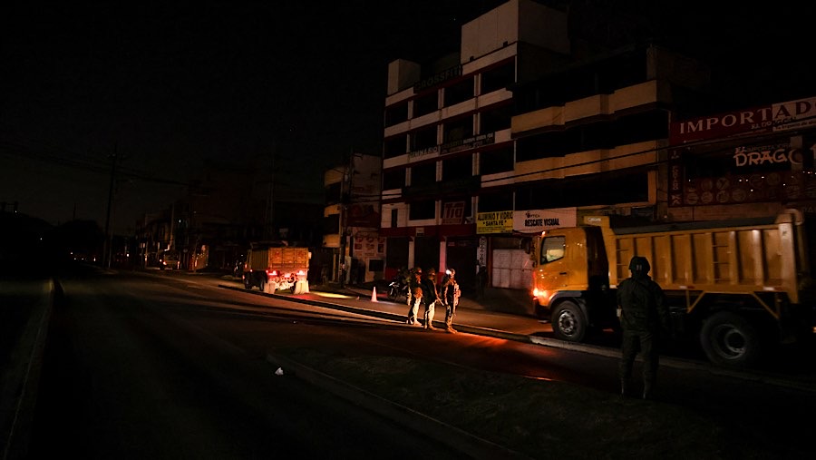 Anggota militer melakukan pemeriksaan saat jam malam pemberlakuan pemadaman listrik di Quito, Ekuador, Kamis (19/9/2024). (David Diaz Arcos/Bloomberg)