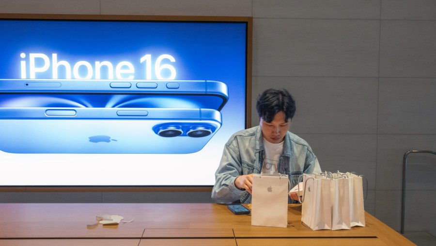 Konsumen mencoba iPhone 16 baru. (Bloomberg)