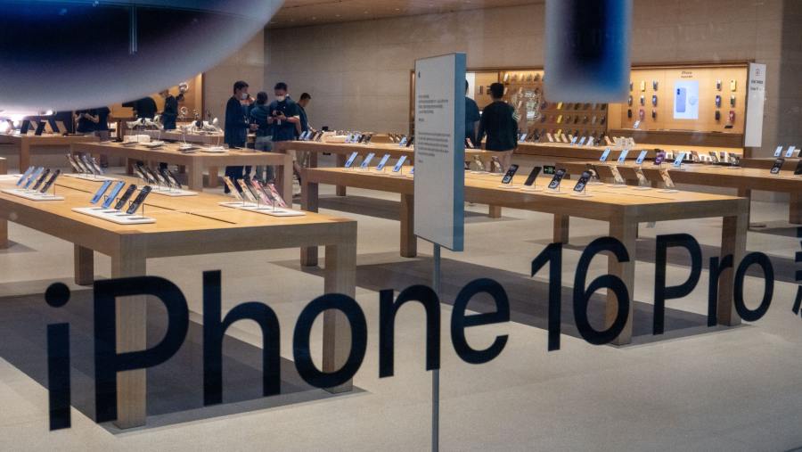 Jaringan ritel Apple di China memperkenalkan smartphone iPhone 16 baru. (Bloomberg)