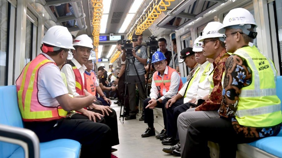 Presiden Jokowi meninjau operasional LRT Sumatra Selatan. (Dok Setneg)