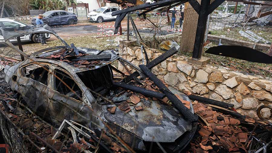 Kendaraan terbalik usai serangan rudal Hizbullah dari Lebanon di Moreshet, Israel utara, Minggu (22/9/2024). (Kobi Wolf/Bloomberg)