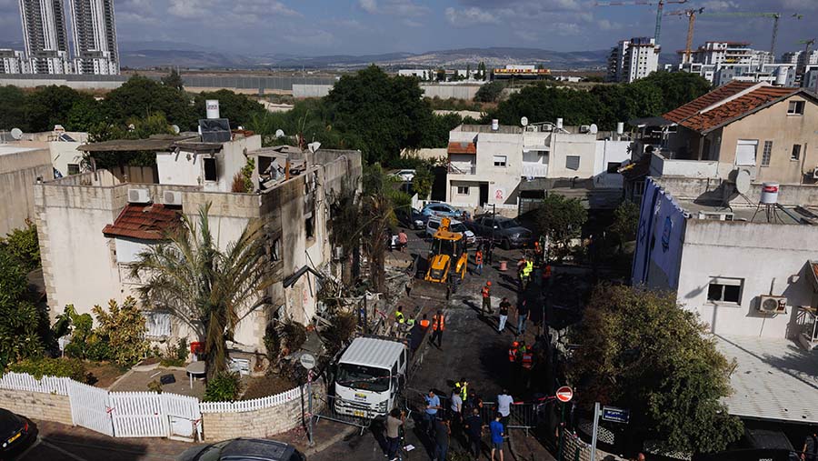 Kerusakan pada bangunan tempat tinggal usai serangan rudal oleh Hizbullah di Kiryat Bilaik, Israel utara, Minggu (22/9/2024). (Kobi Wolf/Bloomberg)