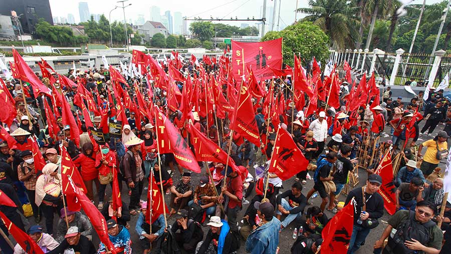 Massa tani melakukan unjuk rasa di depan Gedung DPR, Jakarta, Selasa (24/9/2024). (Bloomberg Technoz/ Andrean Kristianto)