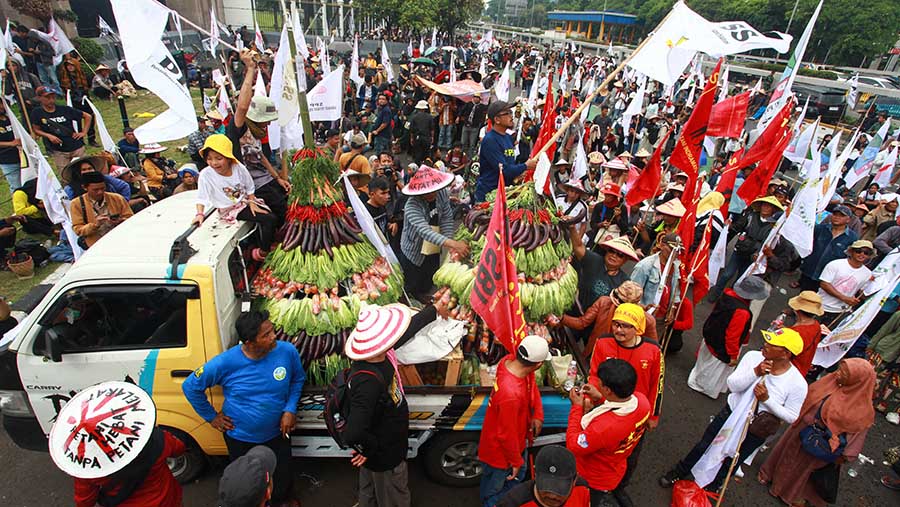 Massa aksi dari petani juga membawa sayur-sayuran dari hasil bumi konflik agraria. (Bloomberg Technoz/ Andrean Kristianto)