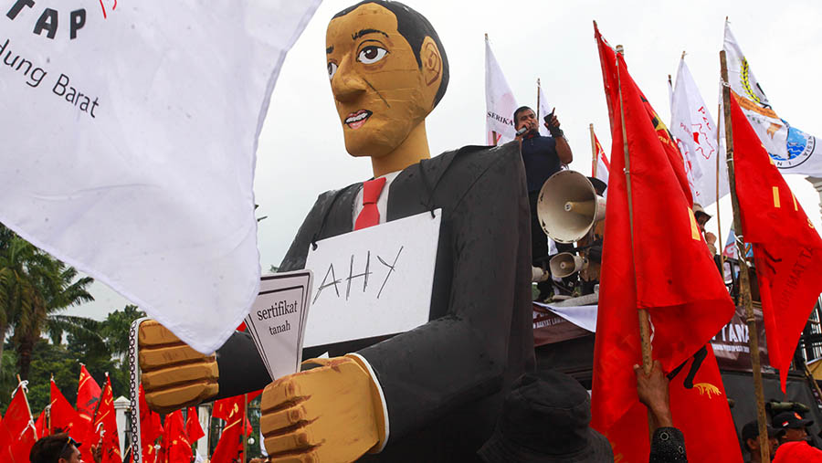 Massa tani melakukan unjuk rasa di depan Gedung DPR, Jakarta, Selasa (24/9/2024). (Bloomberg Technoz/ Andrean Kristianto)