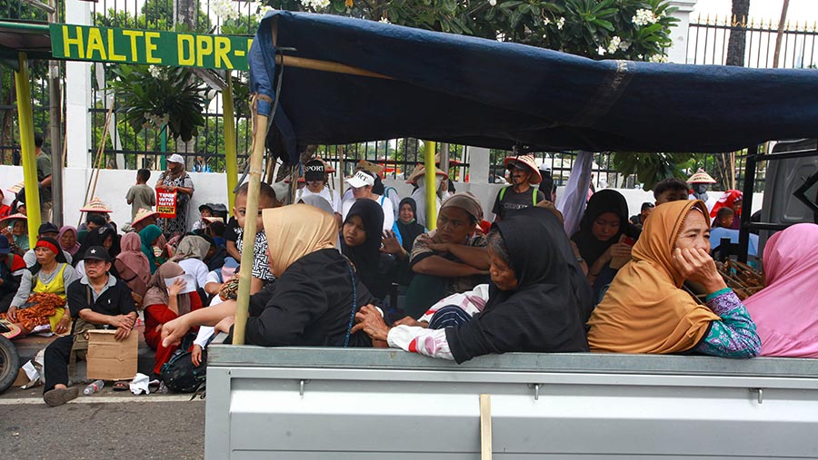 Demo digelar untuk memperingati Hari Tani Nasional (HTN) 2024 dan 64 tahun kelahiran UU Pokok Agraria 1960. (Bloomberg Technoz/ Andrean Kristianto)