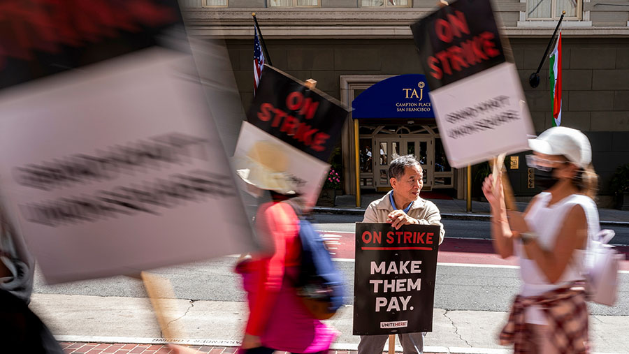 Beberapa tamu hotel terkejut melihat dan mendengar demo pekerja di depan hotel.(David Paul Morris/Bloomberg)