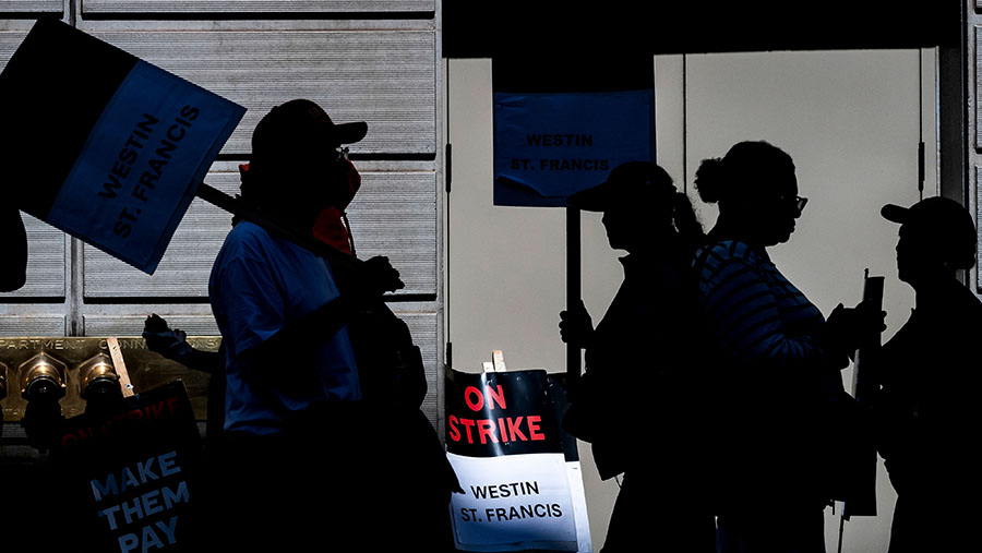 Pekerja hotel demo di depan hotel Westin St. Francis saat aksi mogok di San Francisco, California, AS, Senin (23/9/2024) (David Paul Morris/Bloomberg)