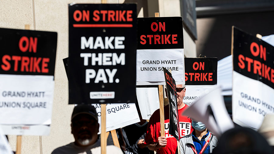 Pekerja hotel demo di depan hotel Grand Hyatt selama aksi mogok di San Francisco, California, AS, Senin (23/9/2024). (David Paul Morris/Bloomberg)