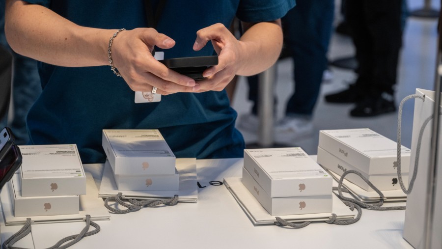 Pengunjung mencoba iPhone 16 terbaru di jaringan ritel Apple. (Victor J. Blue/Bloomberg)