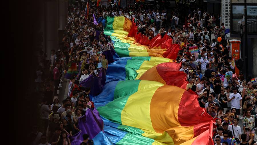 Bendera pelangi lambang LGBTQ. (Dok: Bloomberg)