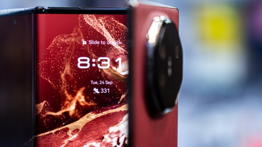 Gawai lipat tiga (trifold), Huawei Mate XT dibanderol sekitar sekitar Rp42 juta atau 19.000 yuan. (Lam Yik/Bloomberg)