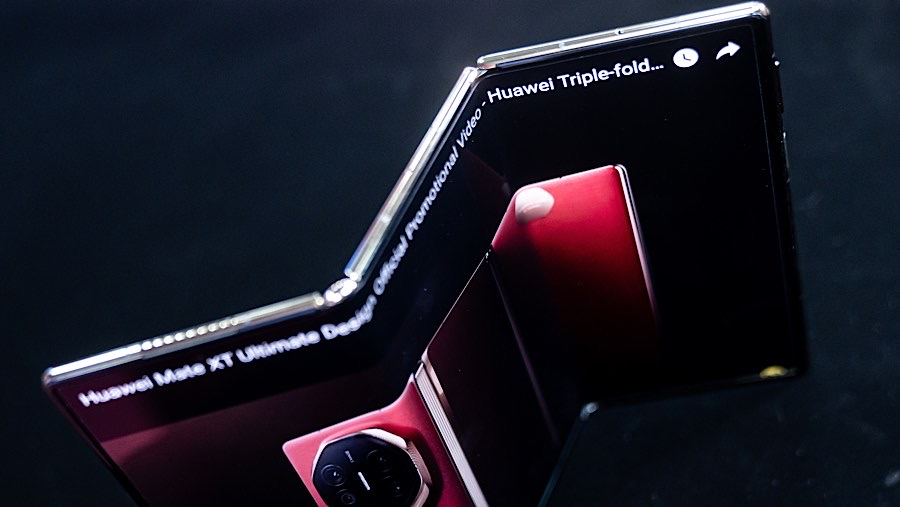 Huawei Mate XT merupakan perangkat trifold pertama di dunia dengan ketebalan 3,6 mm saat terbuka dan 12 mm saat terlipat.  (Lam Yik/Bloomberg)