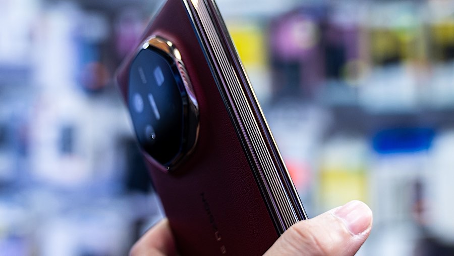 Cip Kirin masih jadi penopang sistem kerja pada Huawei Mate XT dengan memori internal maksimal 1 TB serta RAM 16 GB. (Lam Yik/Bloomberg)