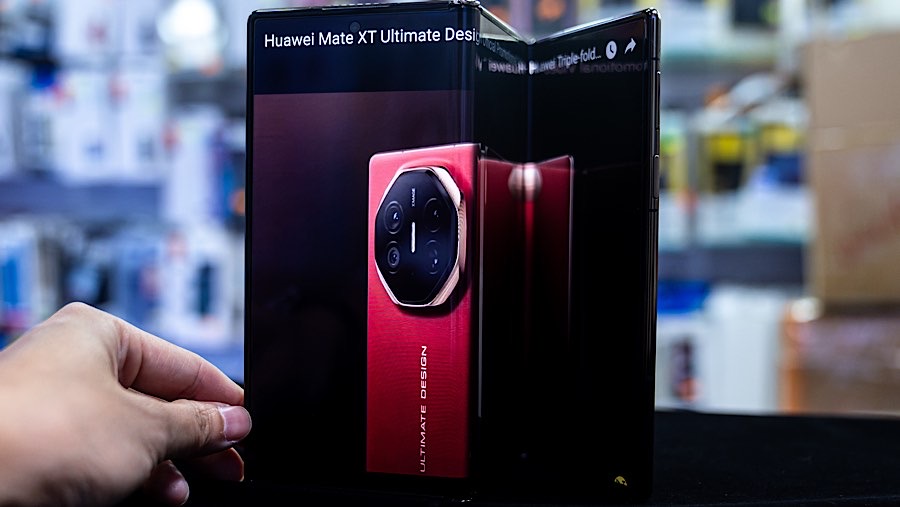 Ponsel pintar Mate XT buatan Huawei Technologies Co. dipamerkan di Hong Kong, Selasa (254/9/2024). (Lam Yik/Bloomberg)
