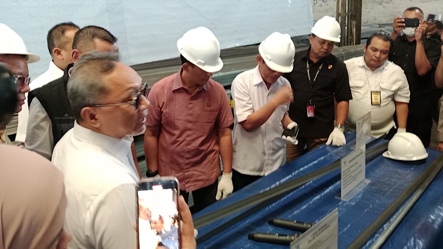 Menteri Perdagangan Zulkifli Hasan menggelar ekspose hasil pengawasan produk baja di Kab. Bekasi. Bloomberg Technoz/Pramesti Regita Cindy)