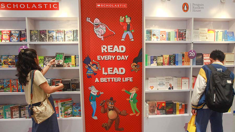 Pengunjung memilih buku dalam ajang Indonesia International Book Fair (IIBF) di JCC Senayan, Kamis (26/9/2024). (Bloomberg Technoz/Andrean Kristianto)