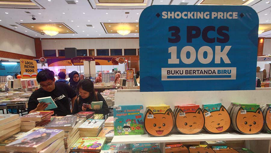 Pengunjung terlihat antusias dalam pameran ini karena banyak pilihan buku dan diskon yang menarik.  (Bloomberg Technoz/Andrean Kristianto)