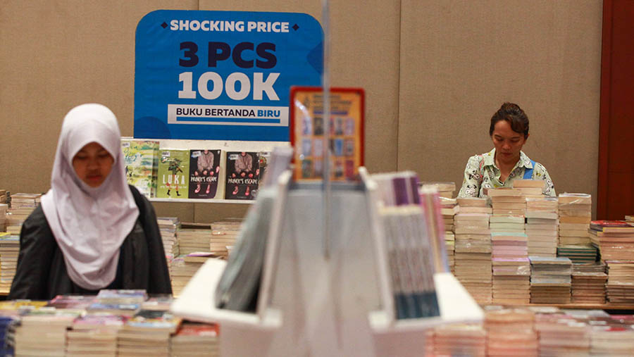 Pengunjung memilih buku dalam ajang Indonesia International Book Fair di JCC Senayan, Kamis (26/9/2024). (Bloomberg Technoz/Andrean Kristianto)