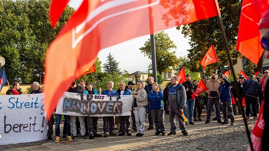 Pekerja Volkswagen AG melakukan aksi demo di Hanover, Jerman, Rabu (25/9/2024). (Yen Duong/Bloomberg)