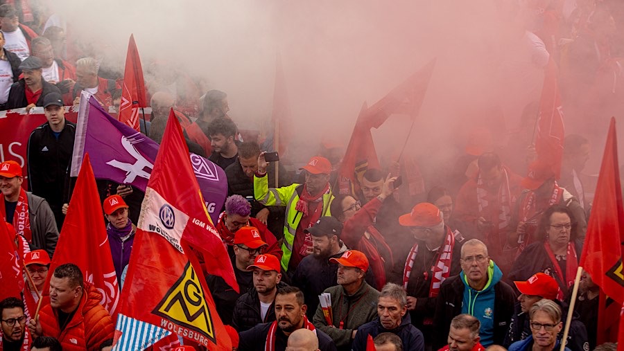 Para pekerja menyatakan kekecewaannya terhadap manajemen, dengan beberapa bahkan membawa poster dan menyalakan suar saat demo. (Yen Duong/Bloomberg)