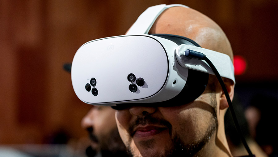 Meta juga mengumumkan versi baru yang lebih murah dari headset virtual reality (VR) Quest 3s. (David Paul Morris/Bloomberg)