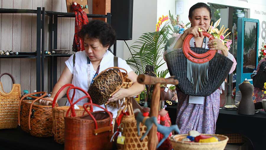 Pengunjung melihat barang saat pameran UMKM Cerita Nusantara 2024 di Istora Senayan, Jumat (27/9/2024). (Bloomberg Technoz/Andrean Kristianto)